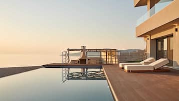 Uppvärmd pool och solstolar