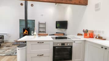 Cottage | Private kitchen | Fridge, dishwasher, electric kettle, toaster