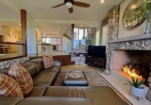 Smart TV, fireplace, books, printers - Amazing Direct Oceanfront 4BR/5BA Iconic North Beach Pool Home (New Smyrna Beach)