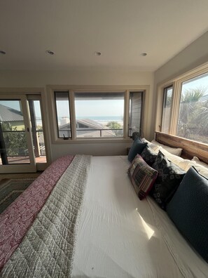4 habitaciones, escritorio y tabla de planchar con plancha 