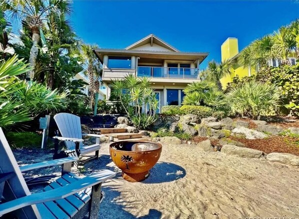 Terrace/patio - Amazing Direct Oceanfront 4BR/5BA Iconic North Beach Pool Home (New Smyrna Beach)