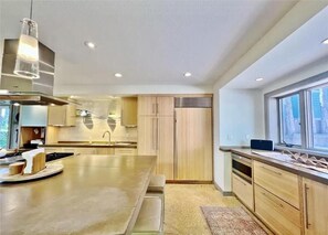 Geladeira, micro-ondas, fogão, cooktop