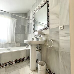 Combined shower/bathtub, hair dryer, bidet, towels - HOUSE 01 Puerto Banús (Marbella)