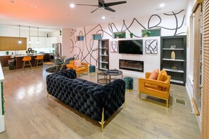 Smart TV, chimenea, estéreo