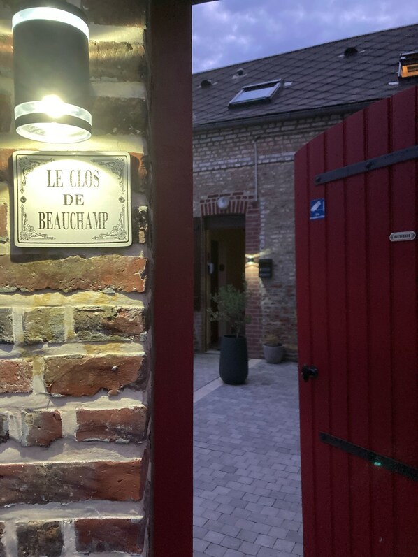 تفاصيل الفندق من الخارج