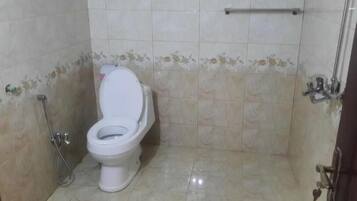 Deluxe Double Room | Bathroom | Shower, free toiletries, towels