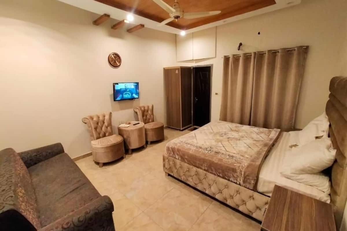 Deluxe Double Room | Free WiFi, bed sheets