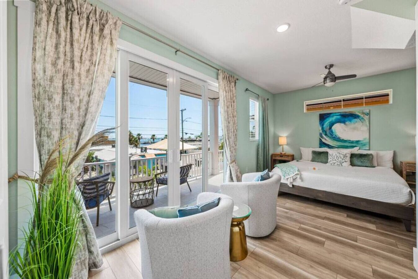 3 habitaciones, escritorio y tabla de planchar con plancha 