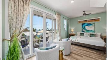 3 slaapkamers, een bureau, een strijkplank/strijkijzer, reisbedje