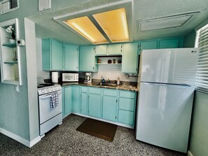 Refrigerador, microondas, horno y cafetera y tetera 