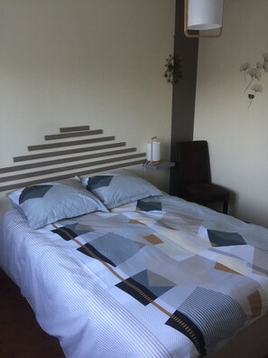 2 bedrooms, travel crib, free WiFi, bed sheets