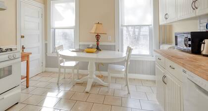 Beautiful 2BR apartment in historic house. Walkable neighborhood!