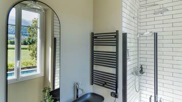 Baignoire, sĂšche-cheveux, serviettes fournies, savon