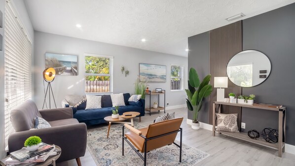 Smart TV, books - Super Modern ~3 miles to Beach~ Large Yard/Patio & BBQ (Hallandale Beach)