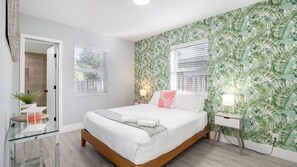 2 habitaciones, escritorio y tabla de planchar con plancha