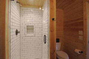 Combined shower/tub, hair dryer, towels