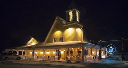 2-bedroom cottage sleeps 5 just a short walk to Torch Lake
