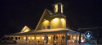 2-bedroom cottage sleeps 5 just a short walk to Torch Lake