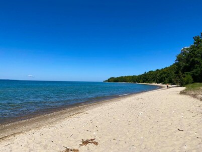 2-bedroom cottage sleeps 5 just a short walk to Torch Lake