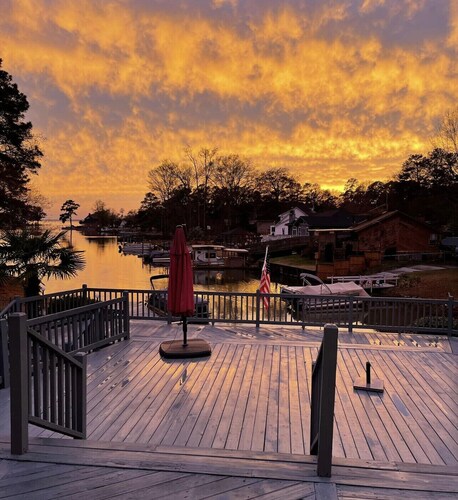 Beautiful Lakehouse W/ stunning sunsets private dock, pool, pool table sleeps 12