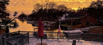 Beautiful Lakehouse W/ stunning sunsets private dock, pool, pool table sleeps 12