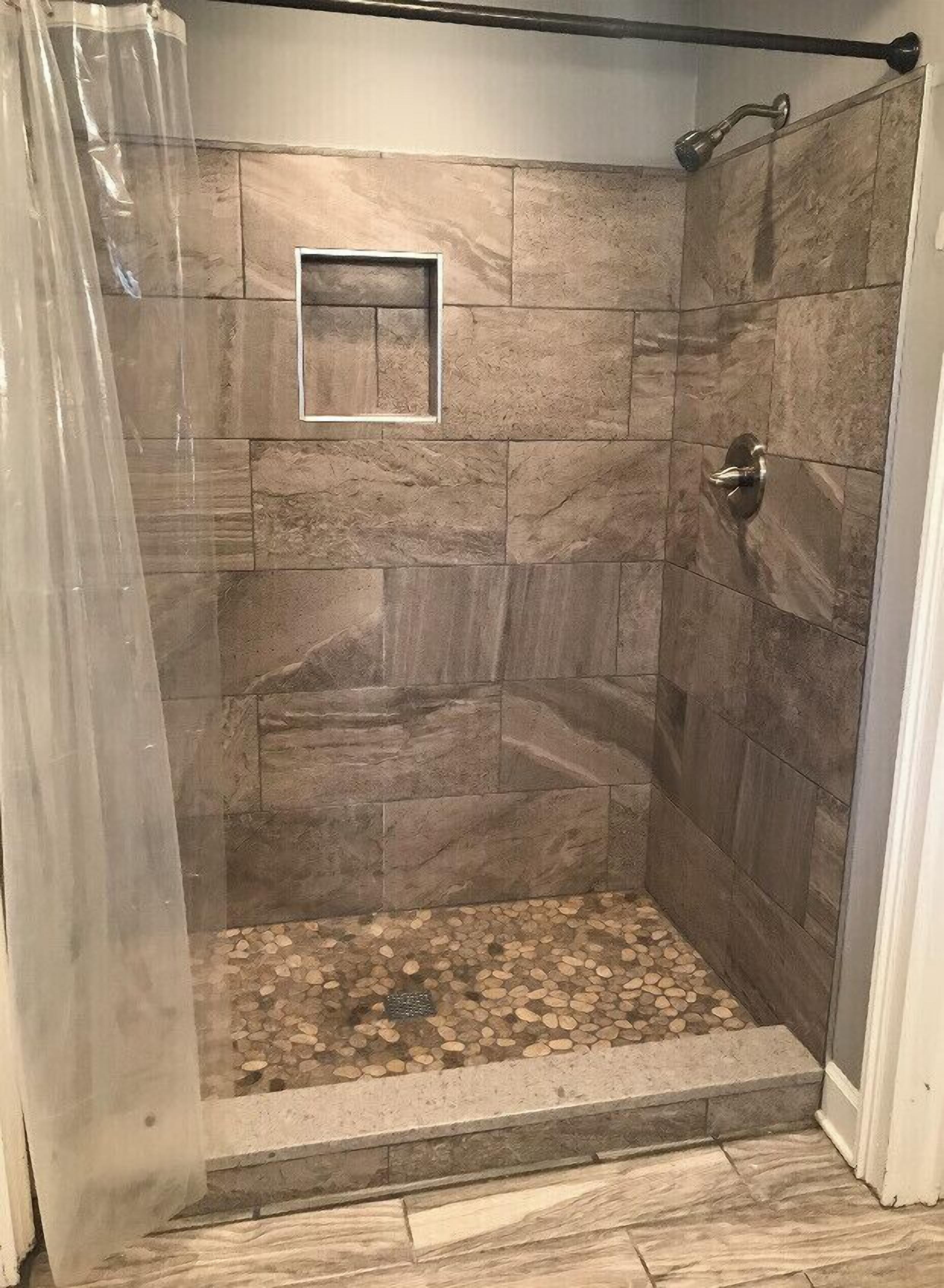 Bañera con ducha, bañera de hidromasaje, secador de pelo, toallas