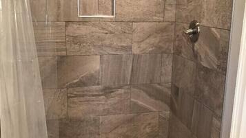 Bañera con ducha, bañera de hidromasaje, secador de pelo, toallas