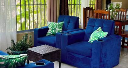 Blue House, Rural house 10 minutes from the beach and surrounded by nature!