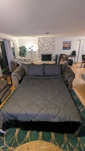 Smart TV, fireplace - OASIS Pool & Spa Vacation House. 10 minutes from strip & airport. Sleeps 12. (Las Vegas)