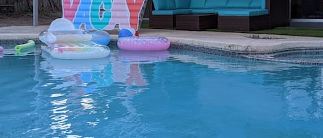 Utendørsbasseng og et oppvarmet basseng