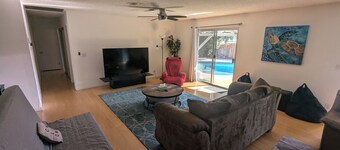 OASIS Pool & Spa Vacation House. 10 minutes from strip & airport. Sleeps 12.