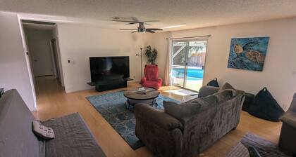 OASIS Pool & Spa Vacation House. 10 minutes from strip & airport. Sleeps 12.