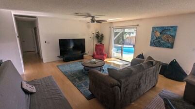 OASIS Pool & Spa Vacation House. 10 minutes from strip & airport. Sleeps 12.