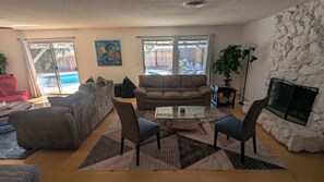 Smart TV, fireplace - OASIS Pool & Spa Vacation House. 10 minutes from strip & airport. Sleeps 12. (Las Vegas)