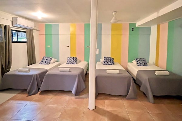 Habitació familiar | Caixa forta a l'habitació, decoració individual i mobiliari individual