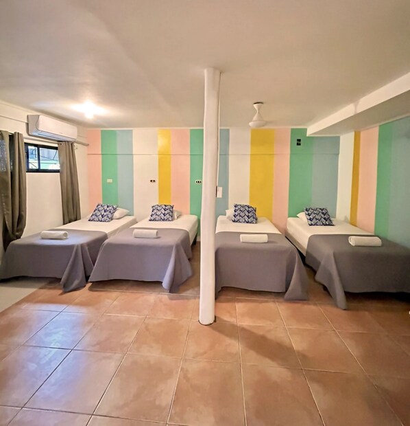 Quarto família | Cofres nos quartos, individualmente decorados