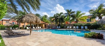 End Unit Townhouse in Gold Coast, Sleeps 6 Perfect for a family stay!