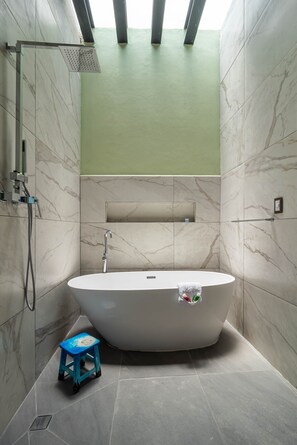 Habitación superior | Baño | Secador de pelo, albornoces, toallas y jabón