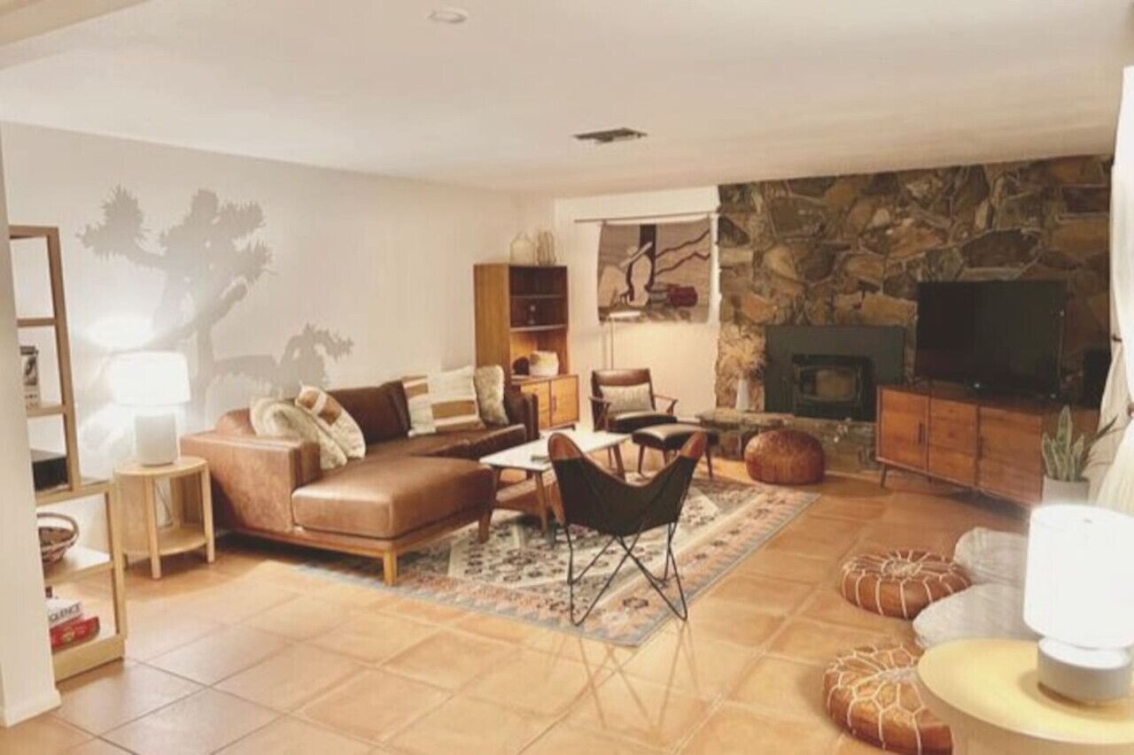 Téléviseur connecté, foyer, livres, chaîne audio