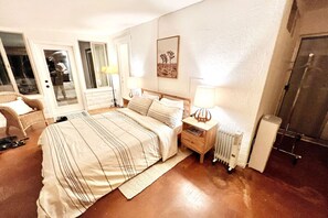 3 makuuhuonetta, työpöytä, silitysrauta/-lauta, vauvan matkasänky