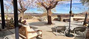 The Outpost Joshua Tree: Hot Tub, GameRoom, JTNP
