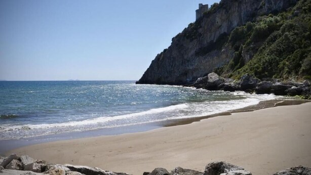 A coastal beach with a rocky cliff and calm sea. - IN THE COUNTRYSIDE BETWEEN THE SEA AND THE MOUNTAINS (Lazio)