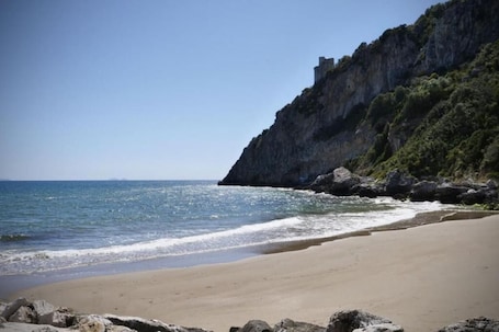 Plage à proximité, chaises longues. IN THE COUNTRYSIDE BETWEEN THE SEA AND THE MOUNTAINS