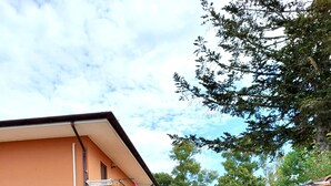 A residential building with a balcony, a small garden, and a gravel driveway. - IN THE COUNTRYSIDE BETWEEN THE SEA AND THE MOUNTAINS (Lazio)