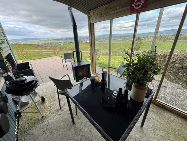 Cottage | Dining - The Herdsman Luxury Shepherds Hut (Barnoldswick)