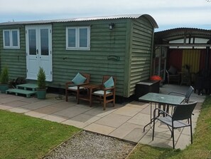 Cottage | Outdoor dining - The Journeyman Luxury Shepherds Hut (Barnoldswick)