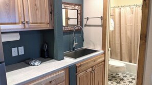 Bathtub, hair dryer, towels - Cute and Economical Studio with King Bed (Estes Park)