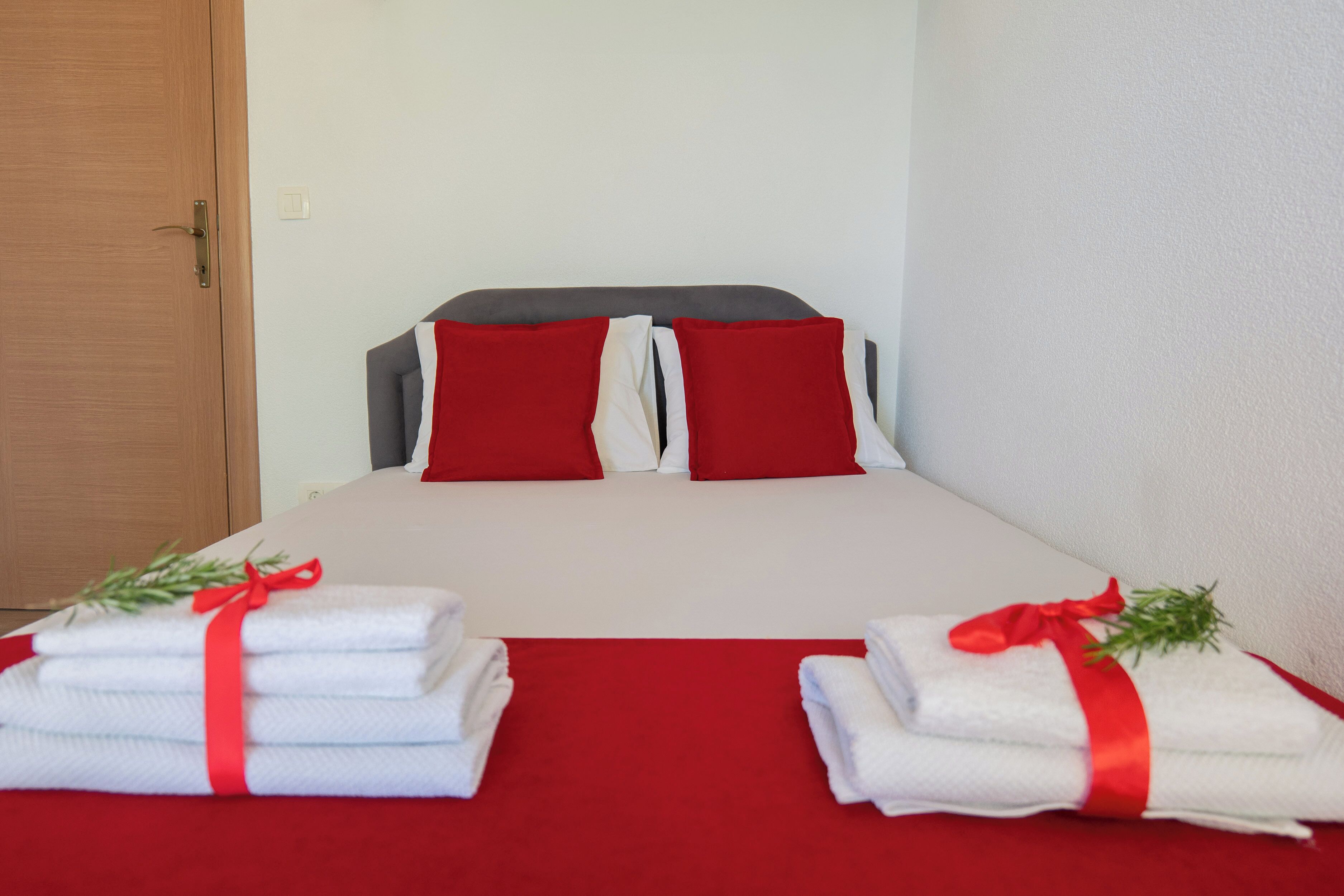 Una habitació d'hotel amb un llit, almoines i tovalloles.