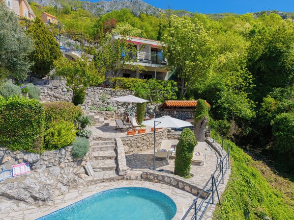 Una piscina al aire libre