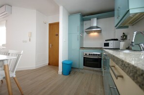 Geladeira, micro-ondas, fogão, cooktop